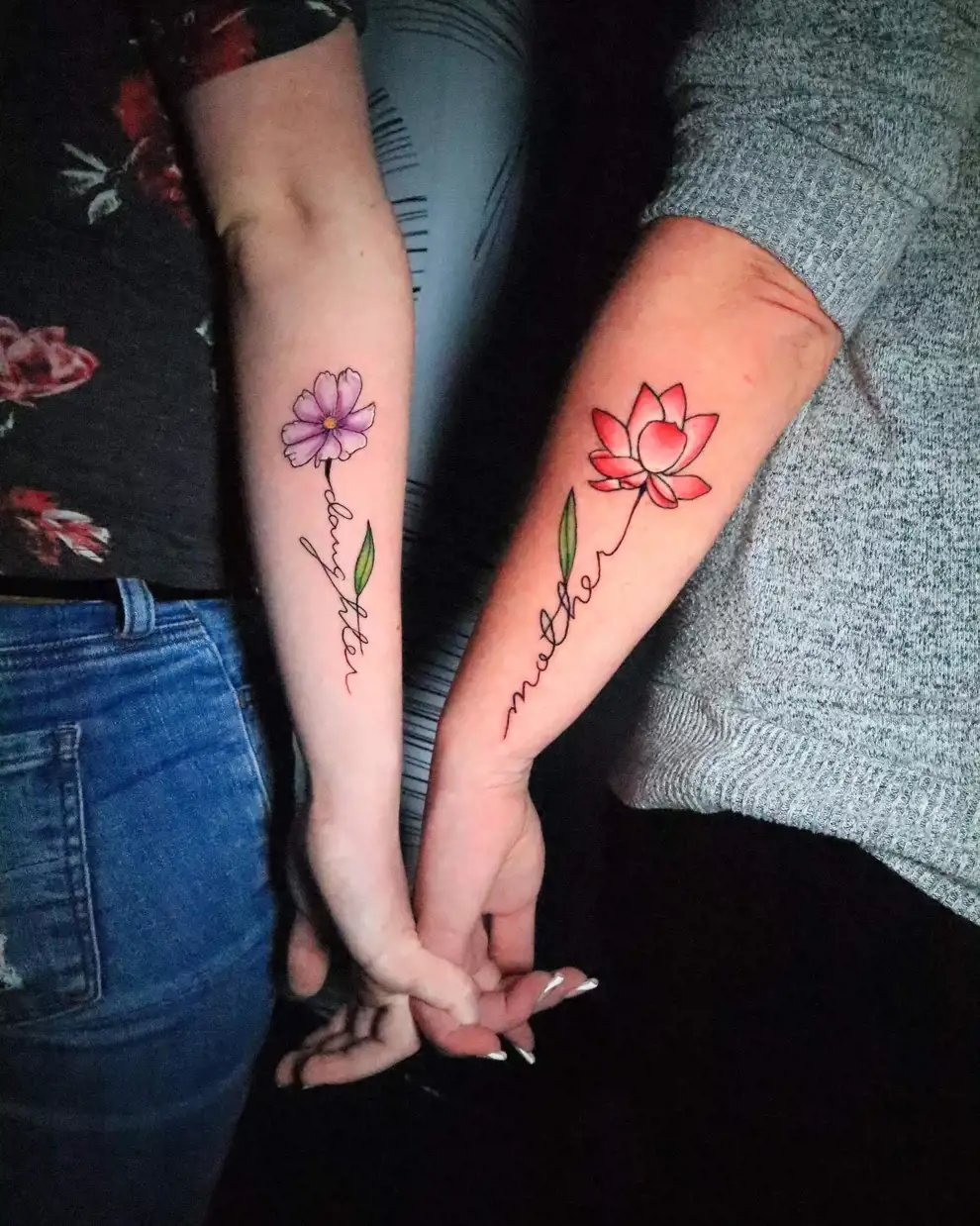 Tatuajes madre e hija: flores con nombres