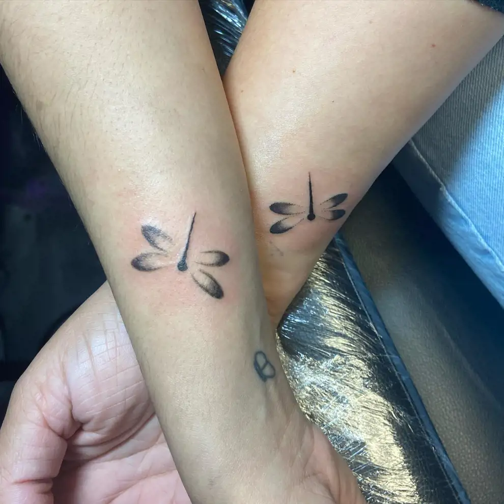 Tatuajes madre e hija: libélulas minimal