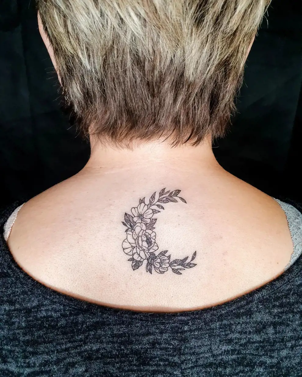 Tatuajes madre e hija: luna de flores
