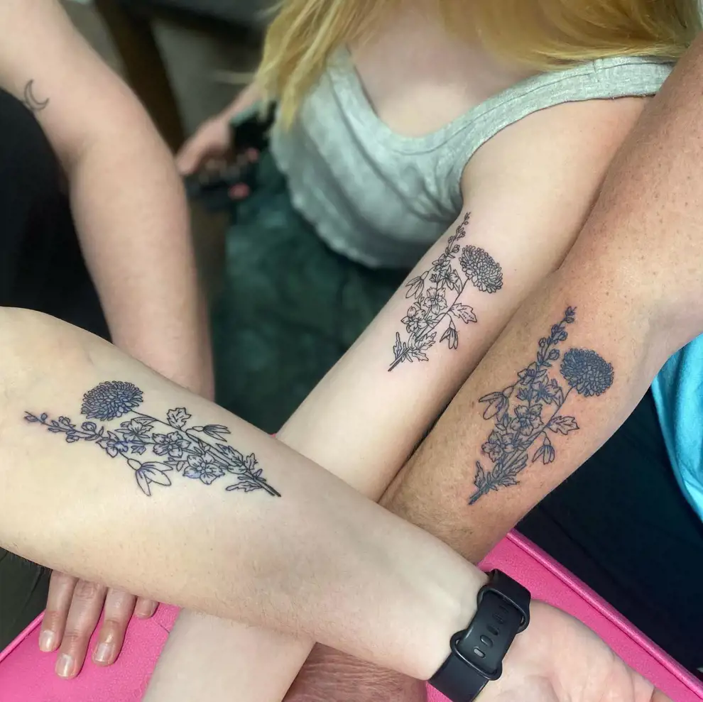 Tatuajes madre e hija originales: ramillete