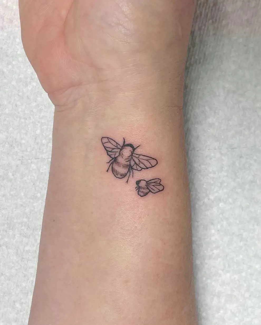 Tatuajes madre e hija: pareja de abejas