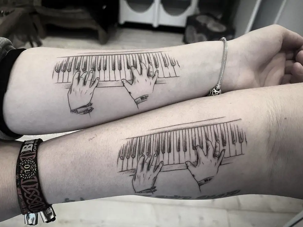Tatuajes madre e hija: piano