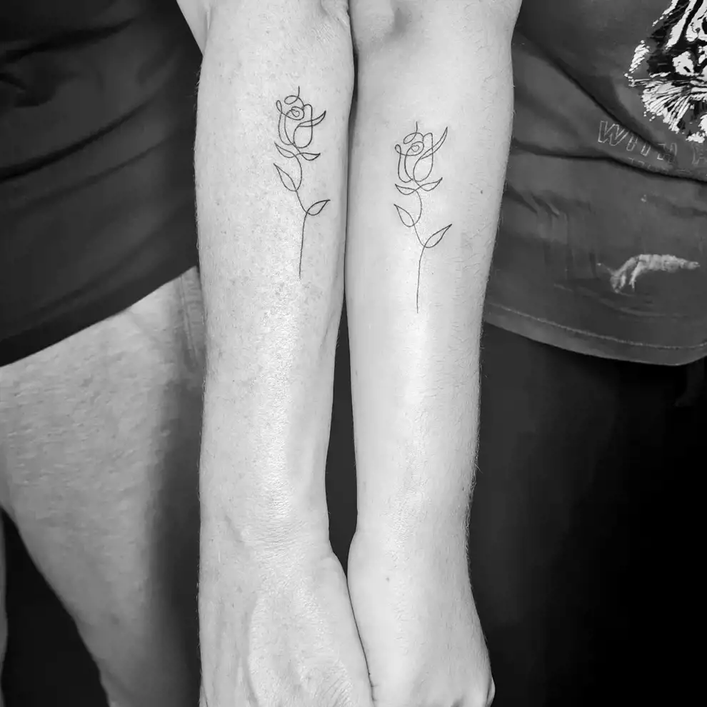 Tatuajes madre e hija: rosas one line
