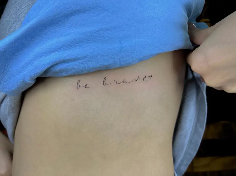 Pequeños tatuajes con palabras: be brave