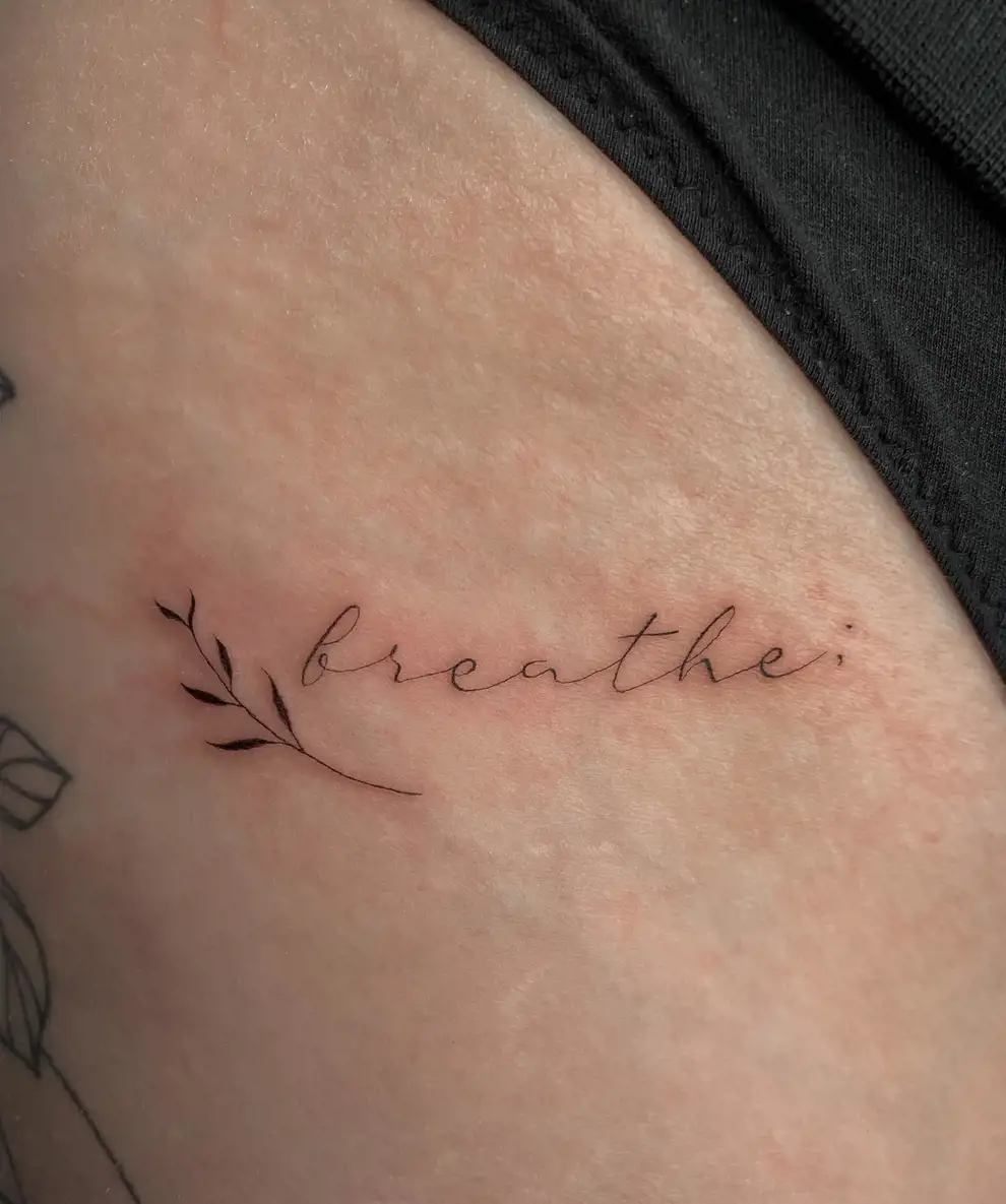 Pequeños tatuajes con palabras: breathe