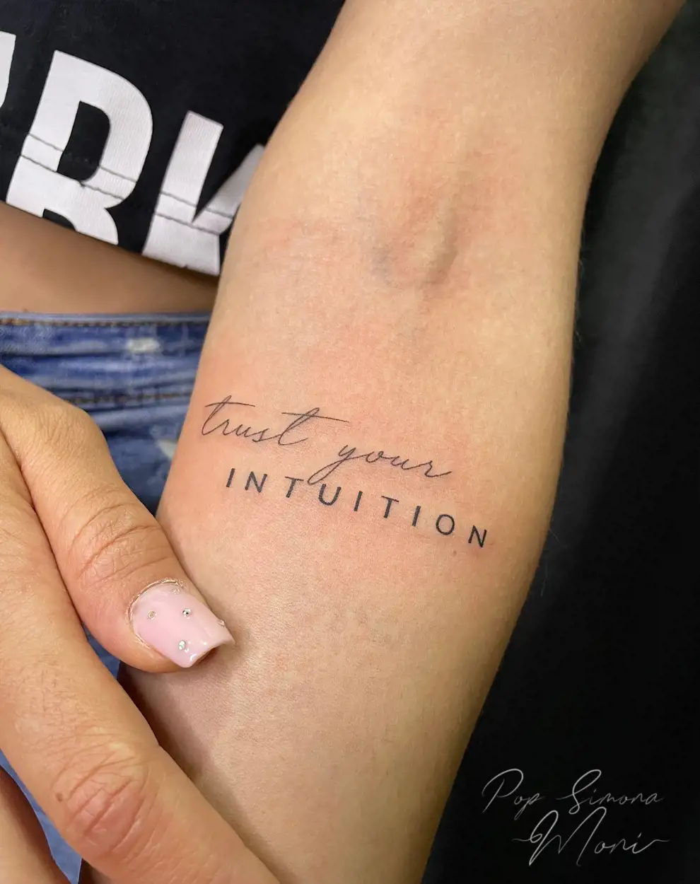 Pequeños tatuajes con palabras: confía en tu intuición