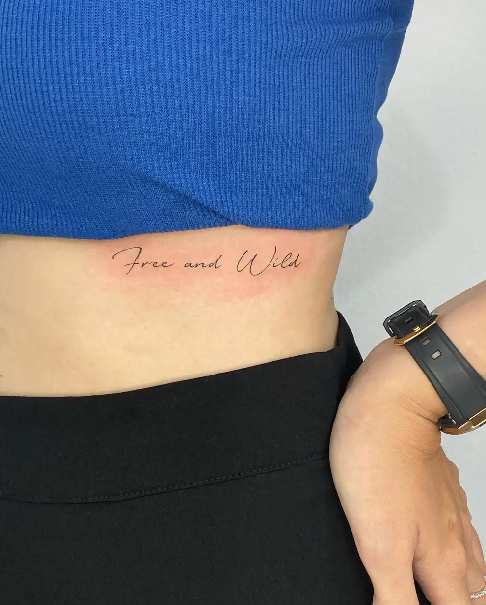 Pequeños tatuajes con palabras: free and wild
