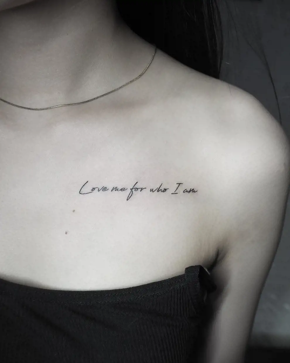 Pequeños tatuajes con palabras: love for who I am