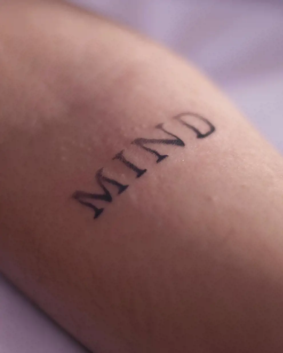 Pequeños tatuajes con palabras: mind
