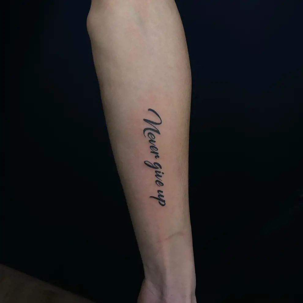 Pequeños tatuajes con palabras: never give up