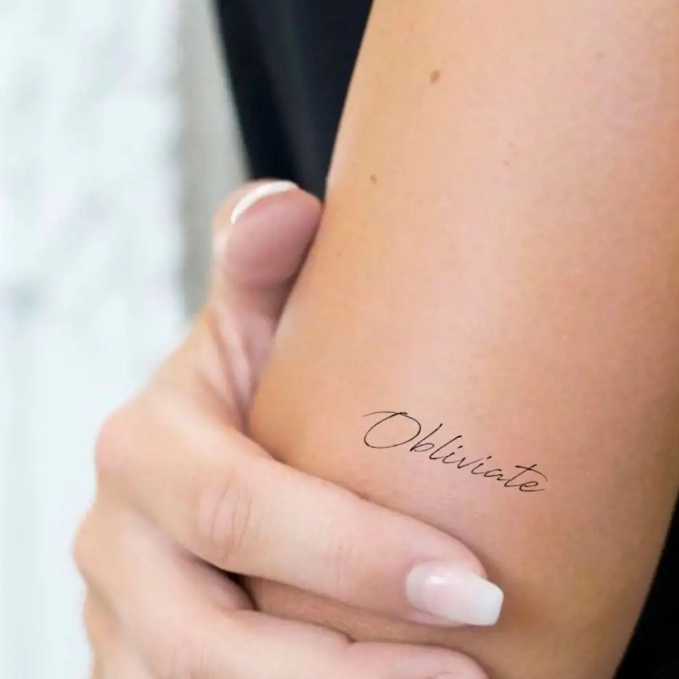 Pequeños tatuajes con palabras: obliviate