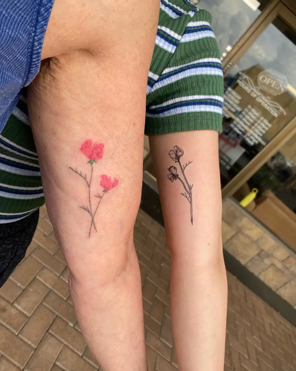 Tatuajes madre e hija: con y sin color