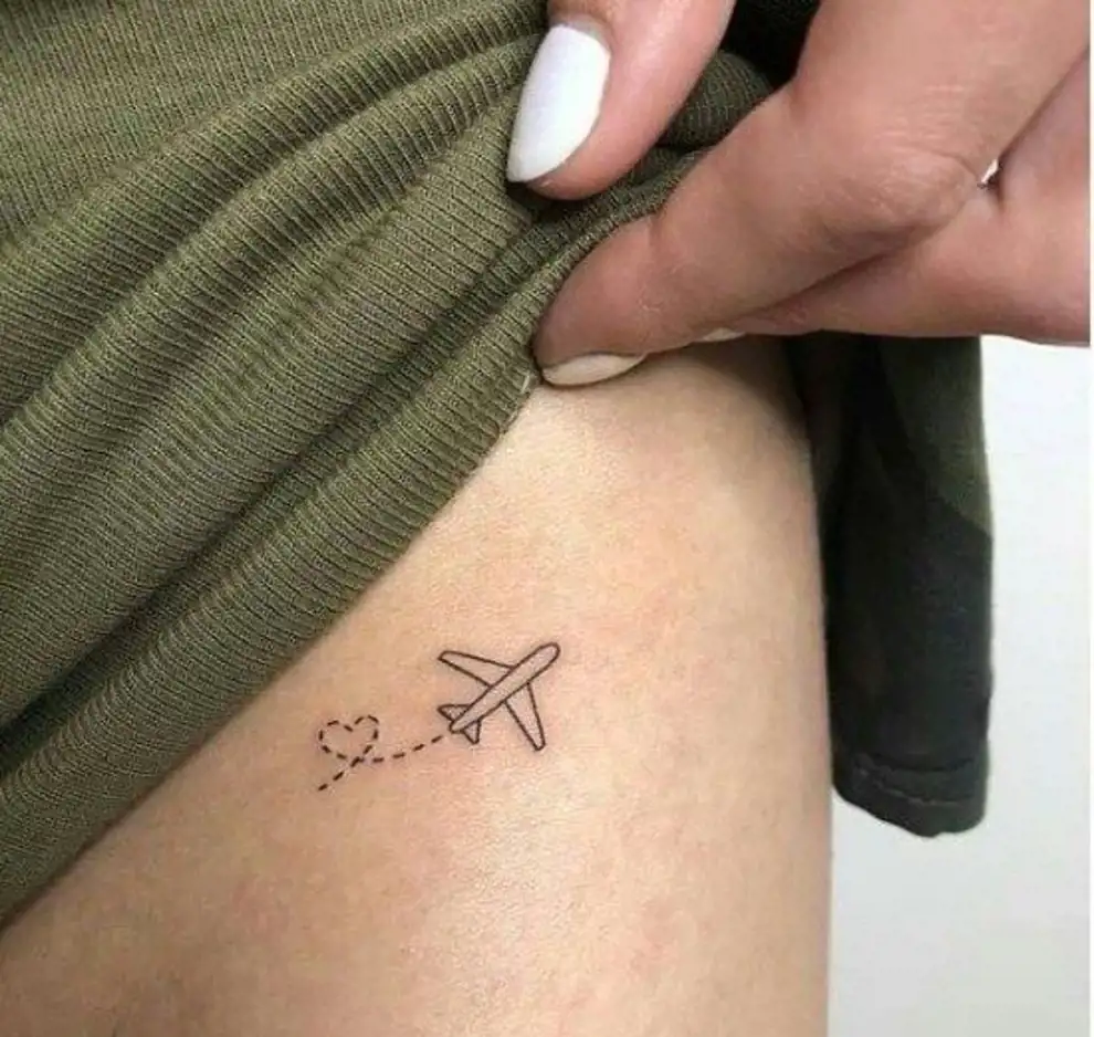 Tatuajes pequeños para mujer: avión