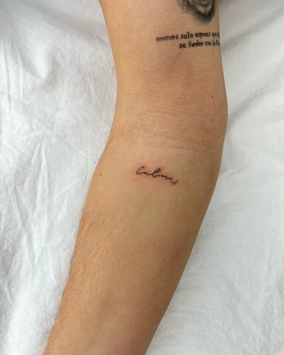 Tatuajes pequeños para mujer con palabras: calm