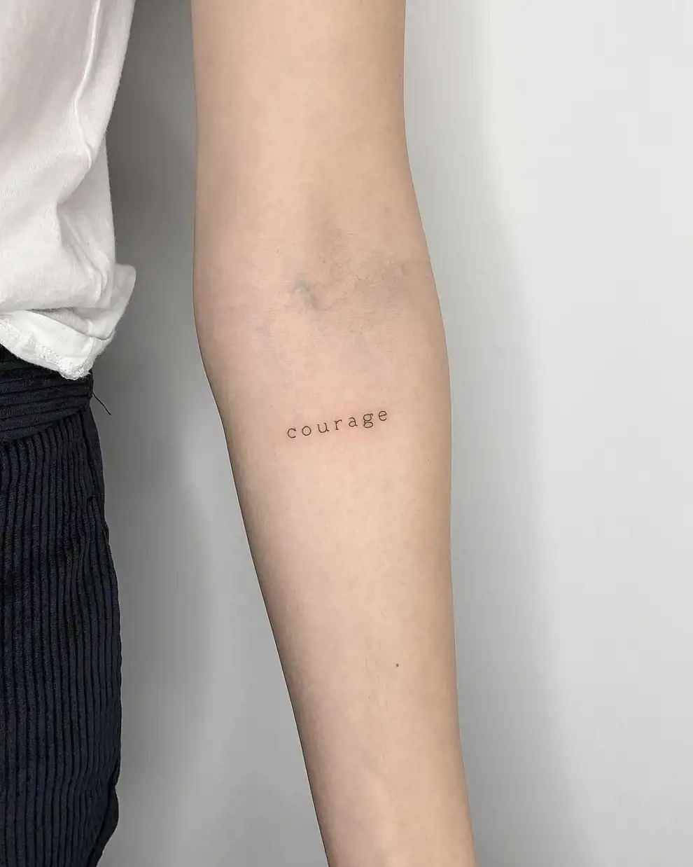 Tatuajes pequeños para mujer con palabras: courage