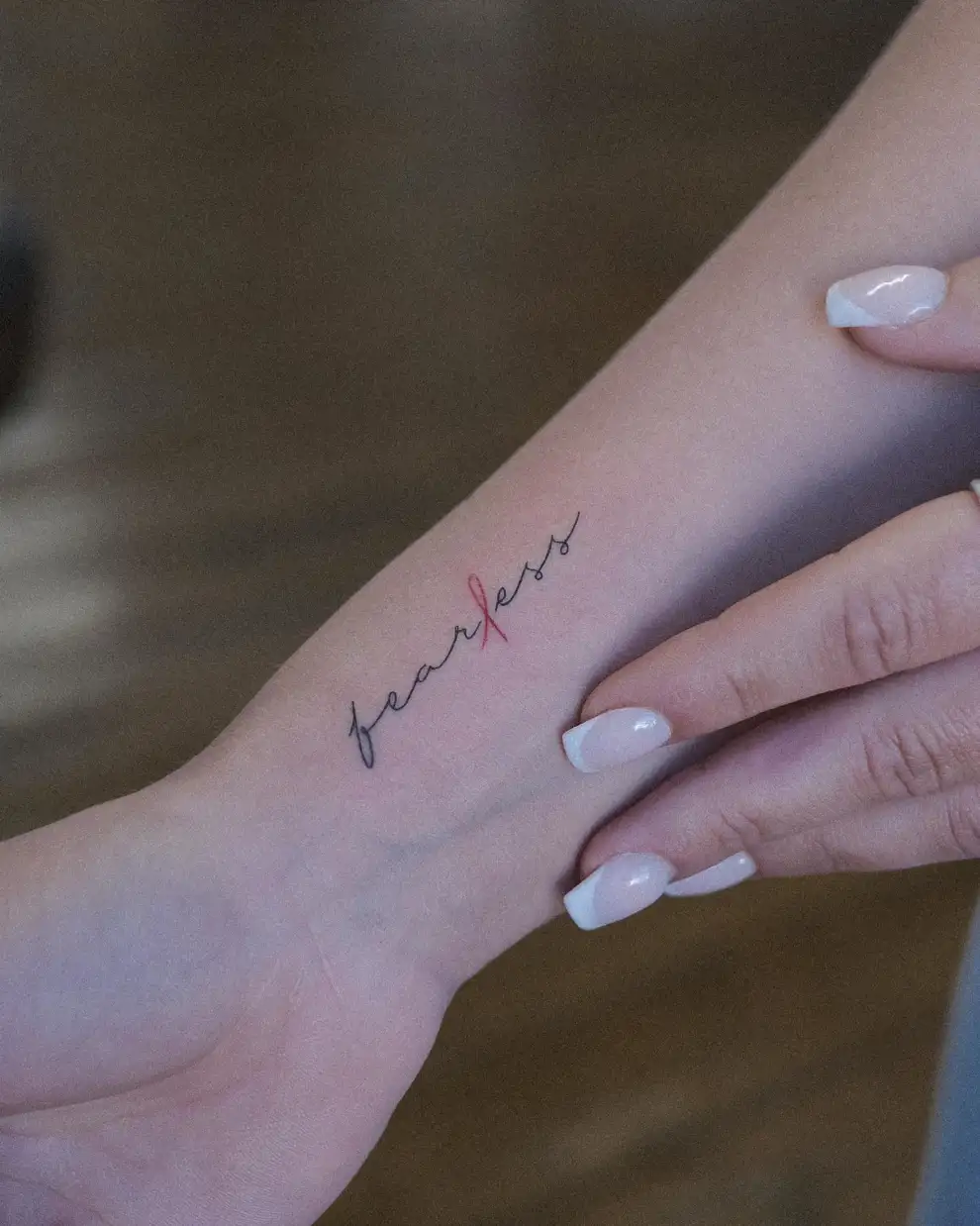 Tatuajes pequeños para mujer con palabras: fearless