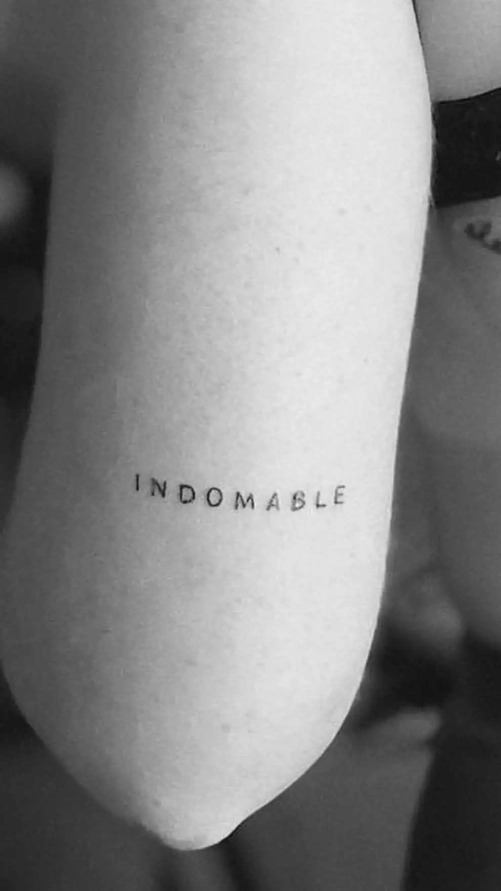 Tatuajes pequeños para mujer con palabras: indomable