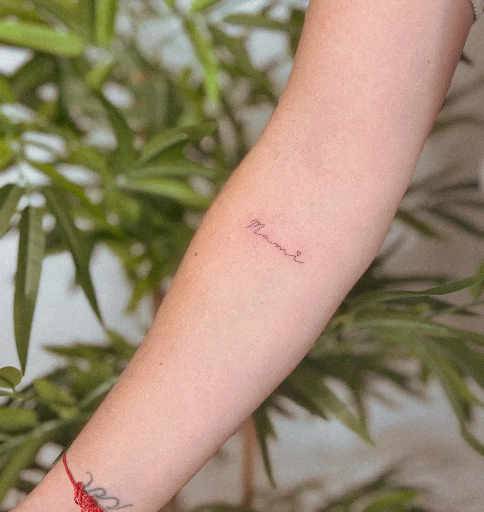 Tatuajes pequeños para mujer con palabras: mami