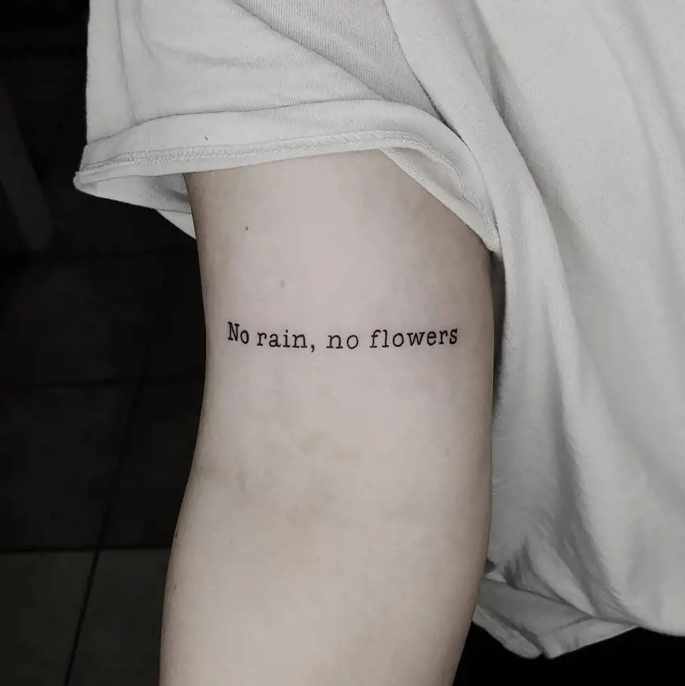 Tatuajes pequeños para mujer con palabras: no rain no flowers