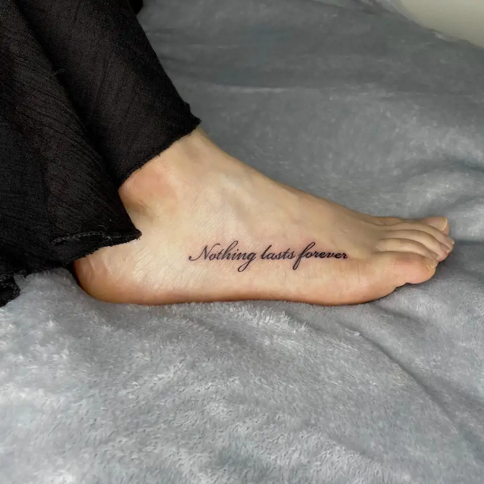 Tatuajes pequeños para mujer con palabras: Nothing lasts forever