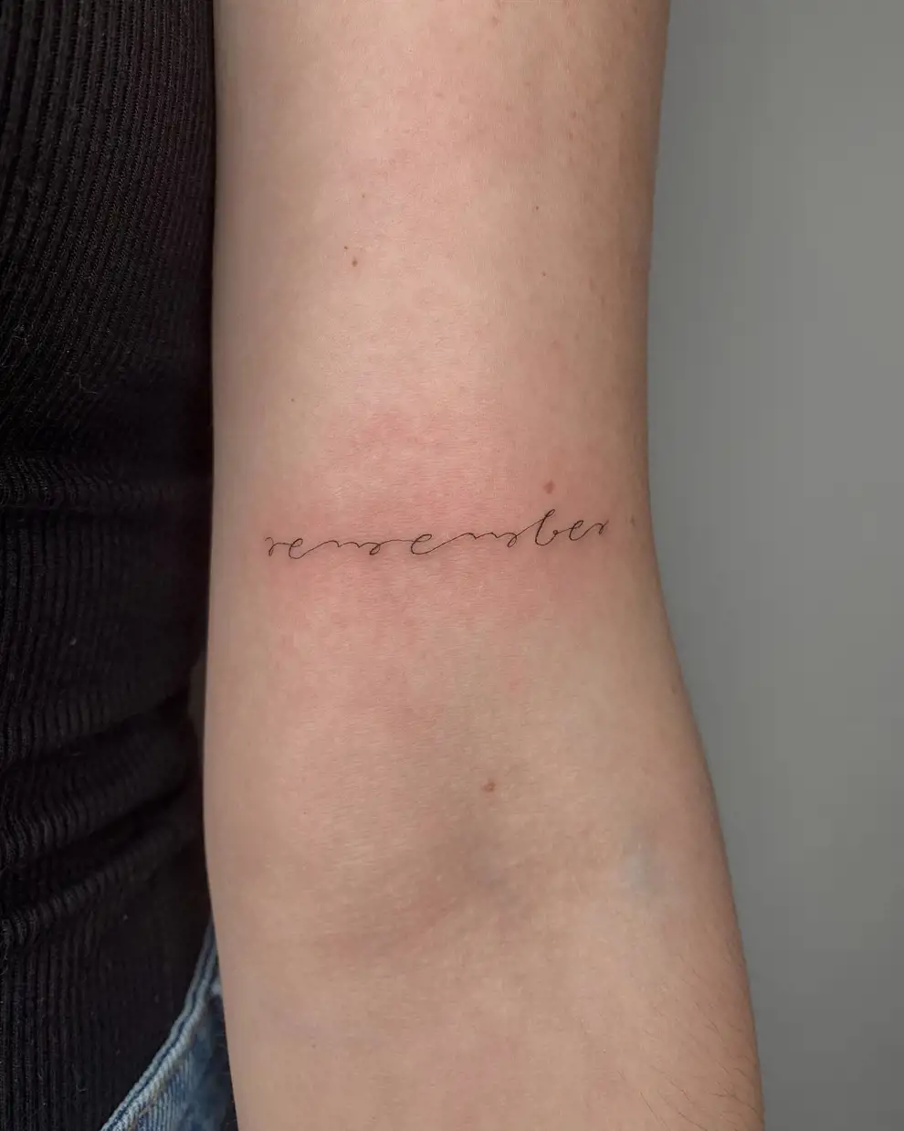Tatuajes pequeños para mujer con palabras: remember