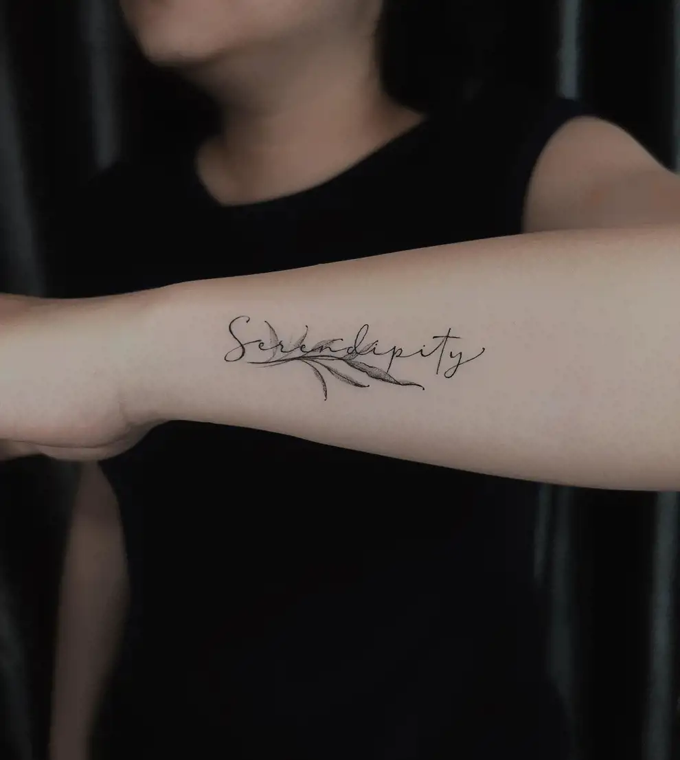 Tatuajes pequeños para mujer con palabras serendipia: