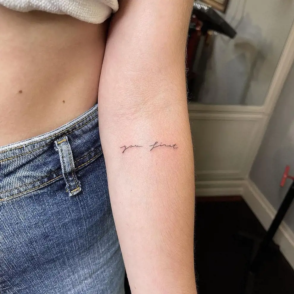 Tatuajes pequeños para mujer con palabras: you first