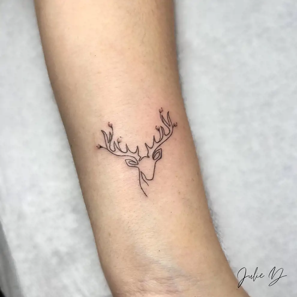 Tatuajes pequeños para mujer con significado: ciervo