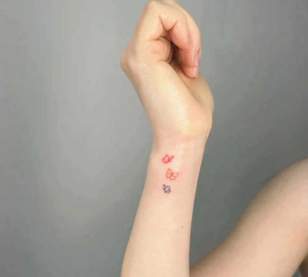 Tatuajes pequeños para mujer: de colores