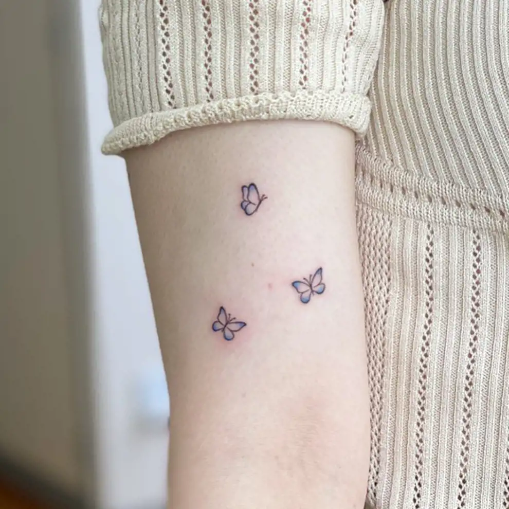 Tatuajes pequeños para mujer en el brazo: mariposas