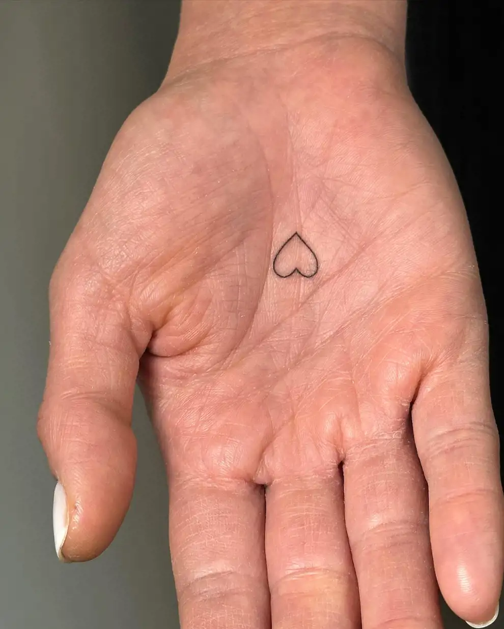 Tatuajes pequeños para mujer: en la palma