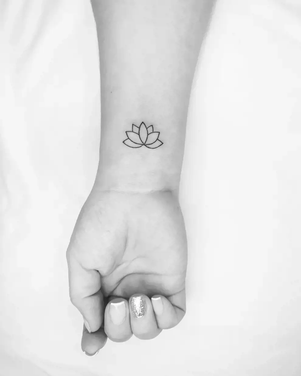 Tatuajes pequeños para mujer: flor de loto