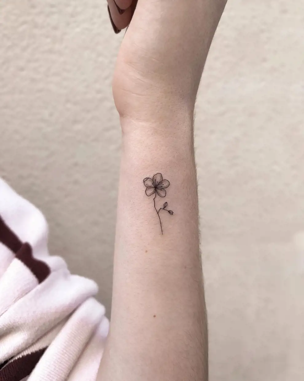 Tatuajes pequeños para mujer: flor