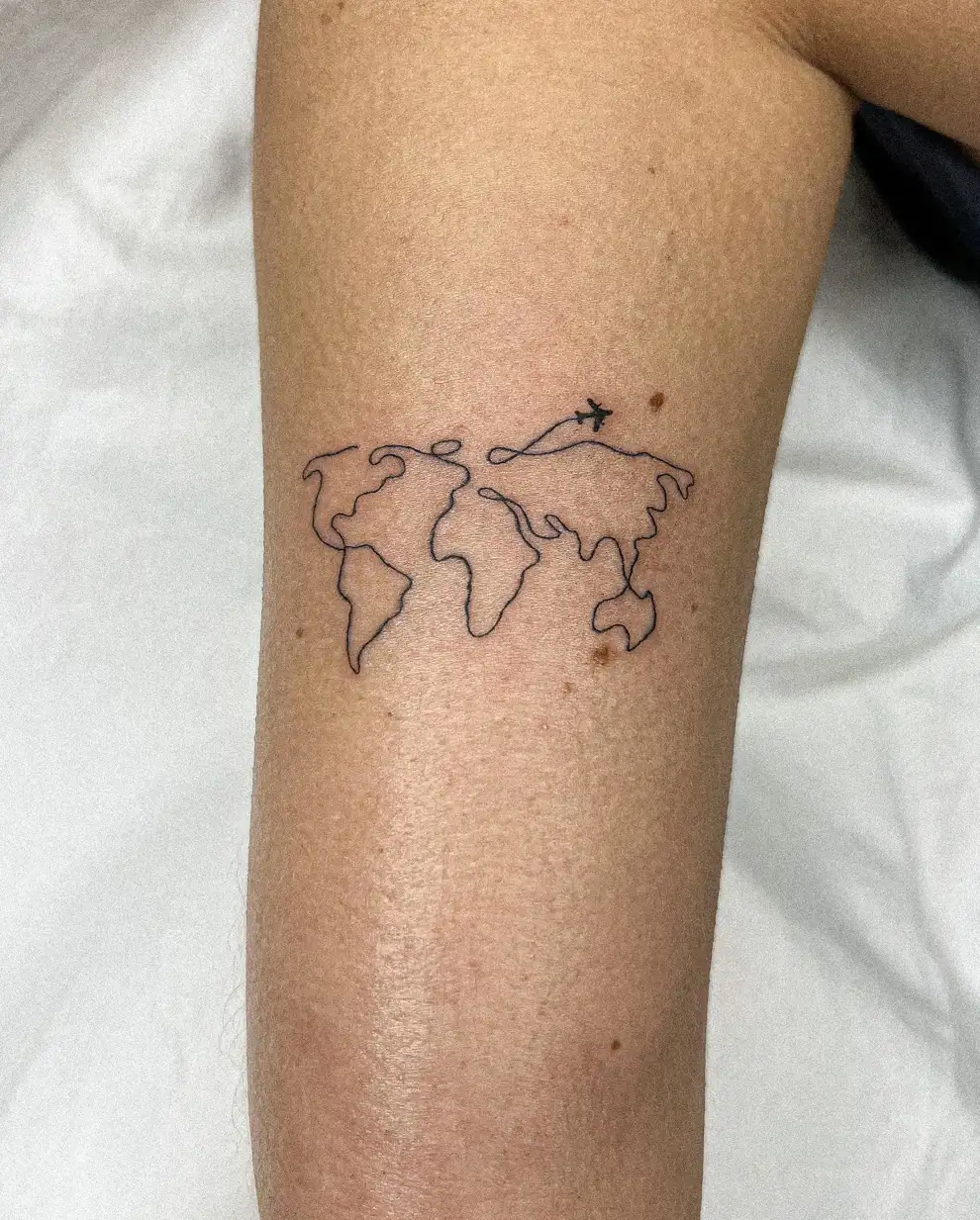Tatuajes pequeños para mujer: mapa mundi