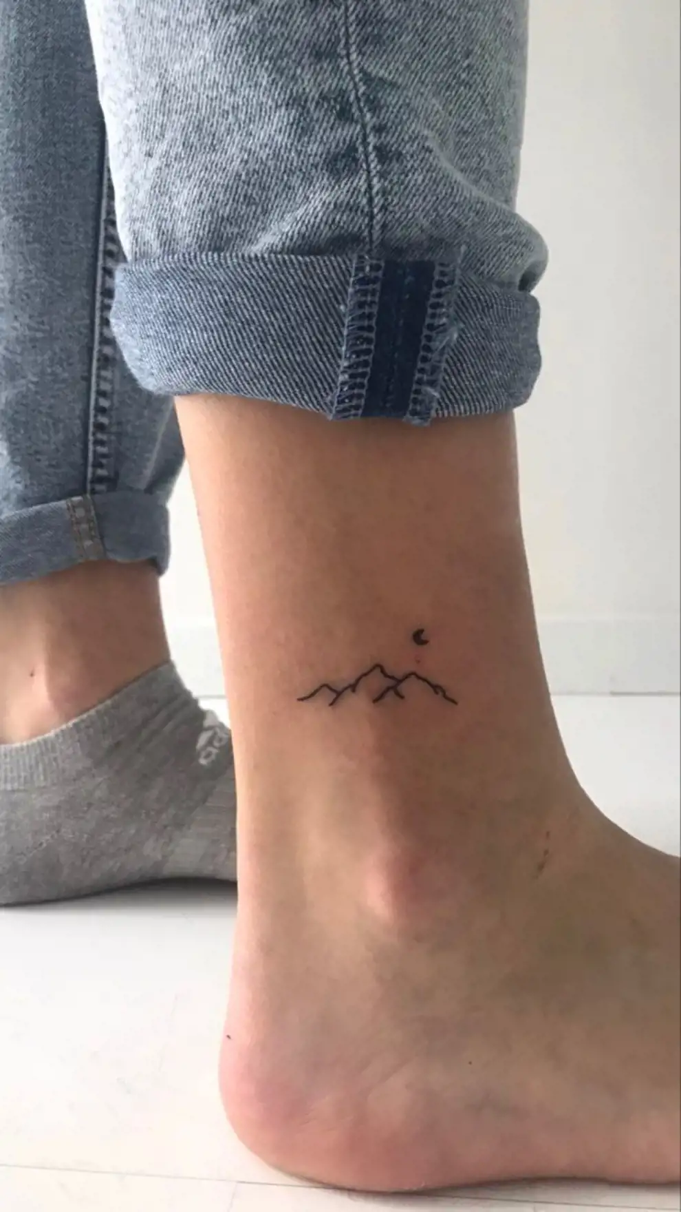 Tatuajes pequeños para mujer: montañas