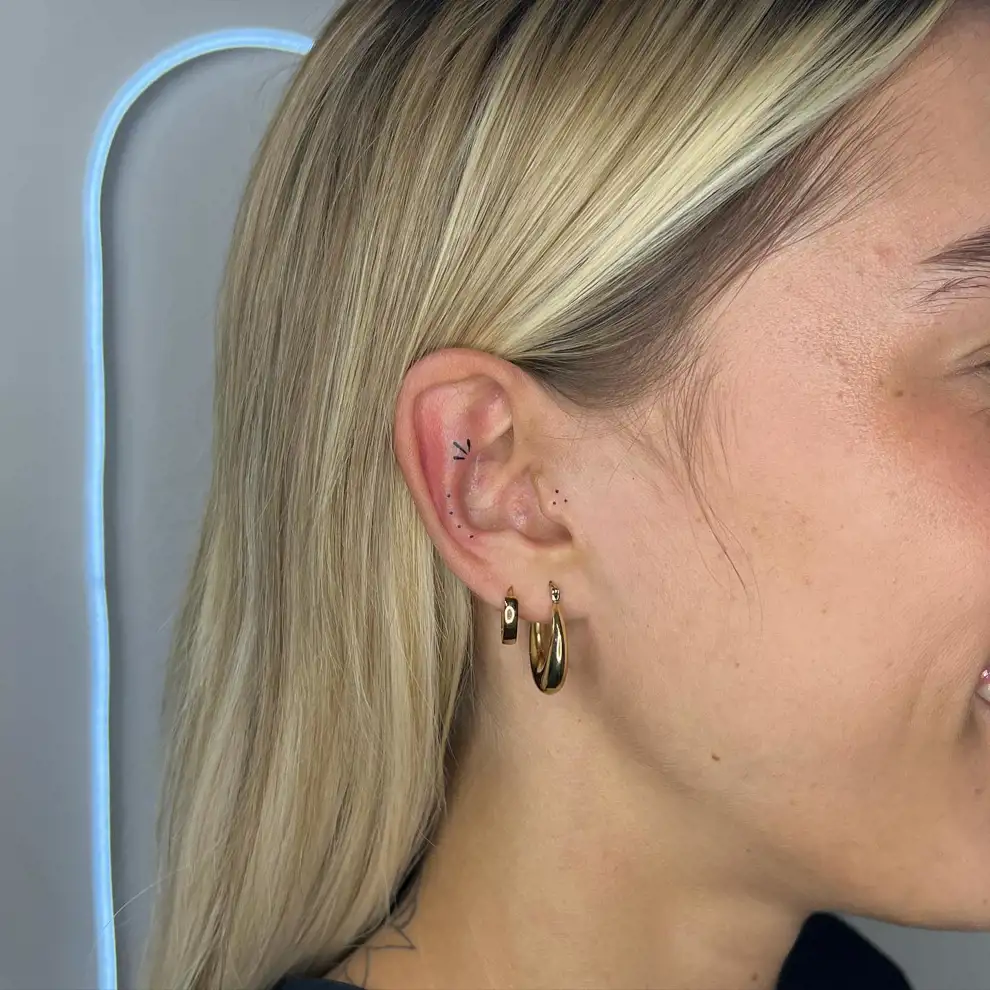 Tatuajes pequeños para mujer originales: en la oreja