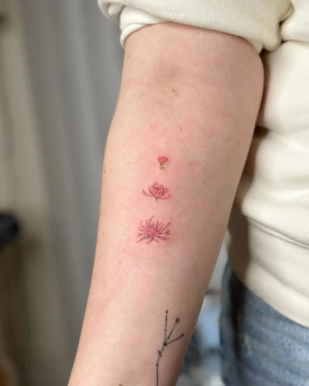 Tatuajes pequeños para mujer originales: floreciendo