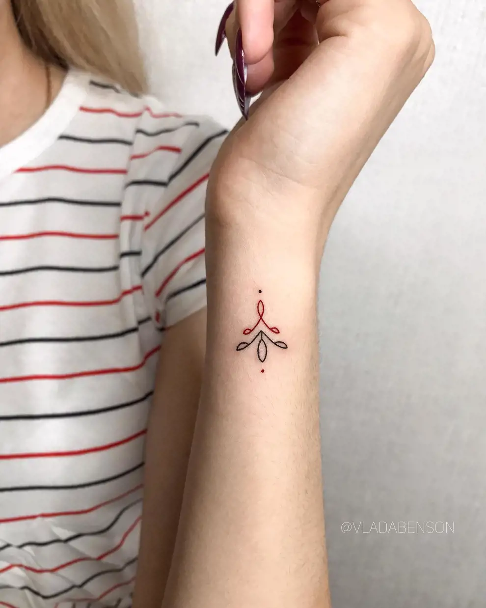 Tatuajes pequeños para mujer originales: negro y rojo