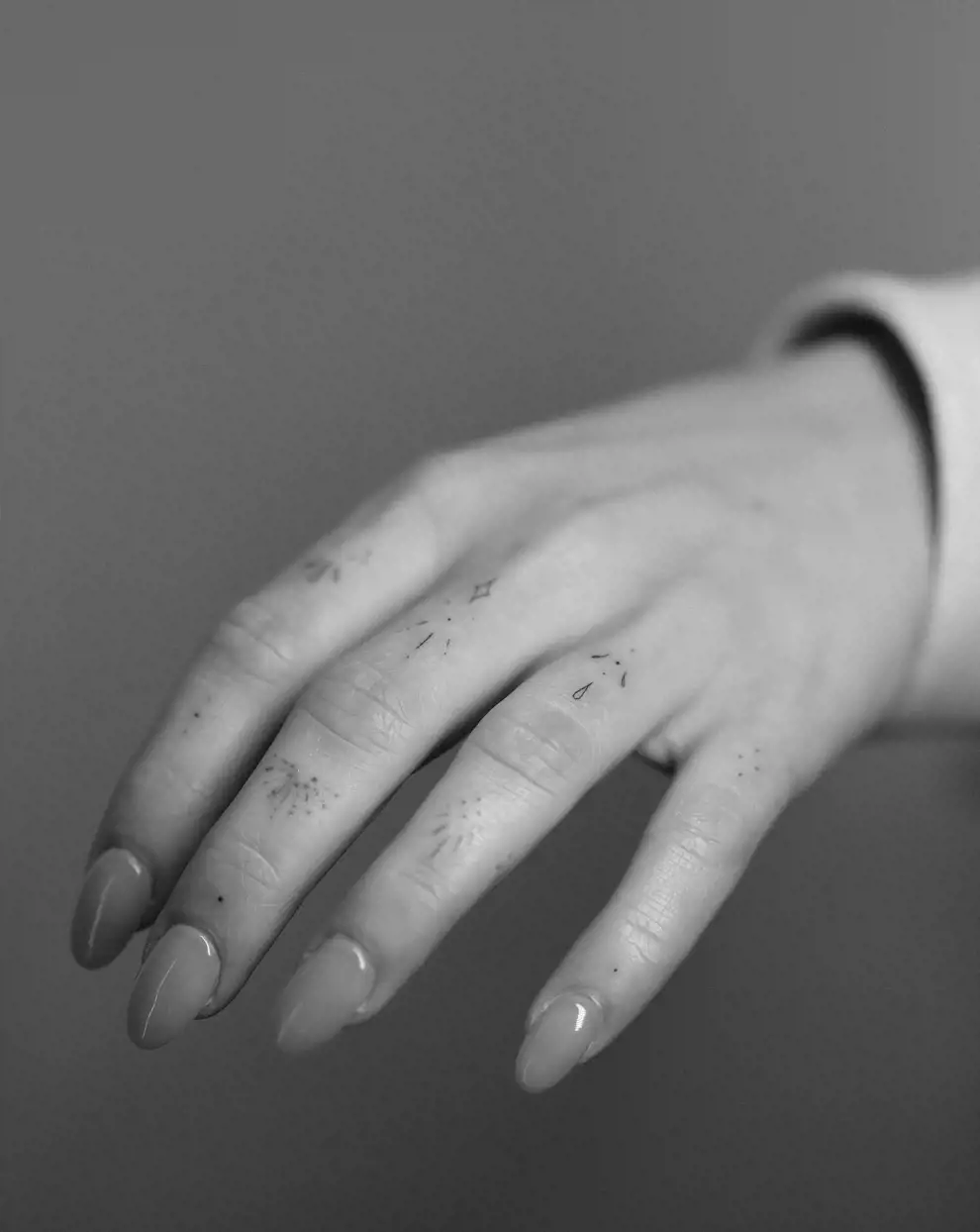 Tatuajes pequeños para mujer: ornamental en la mano