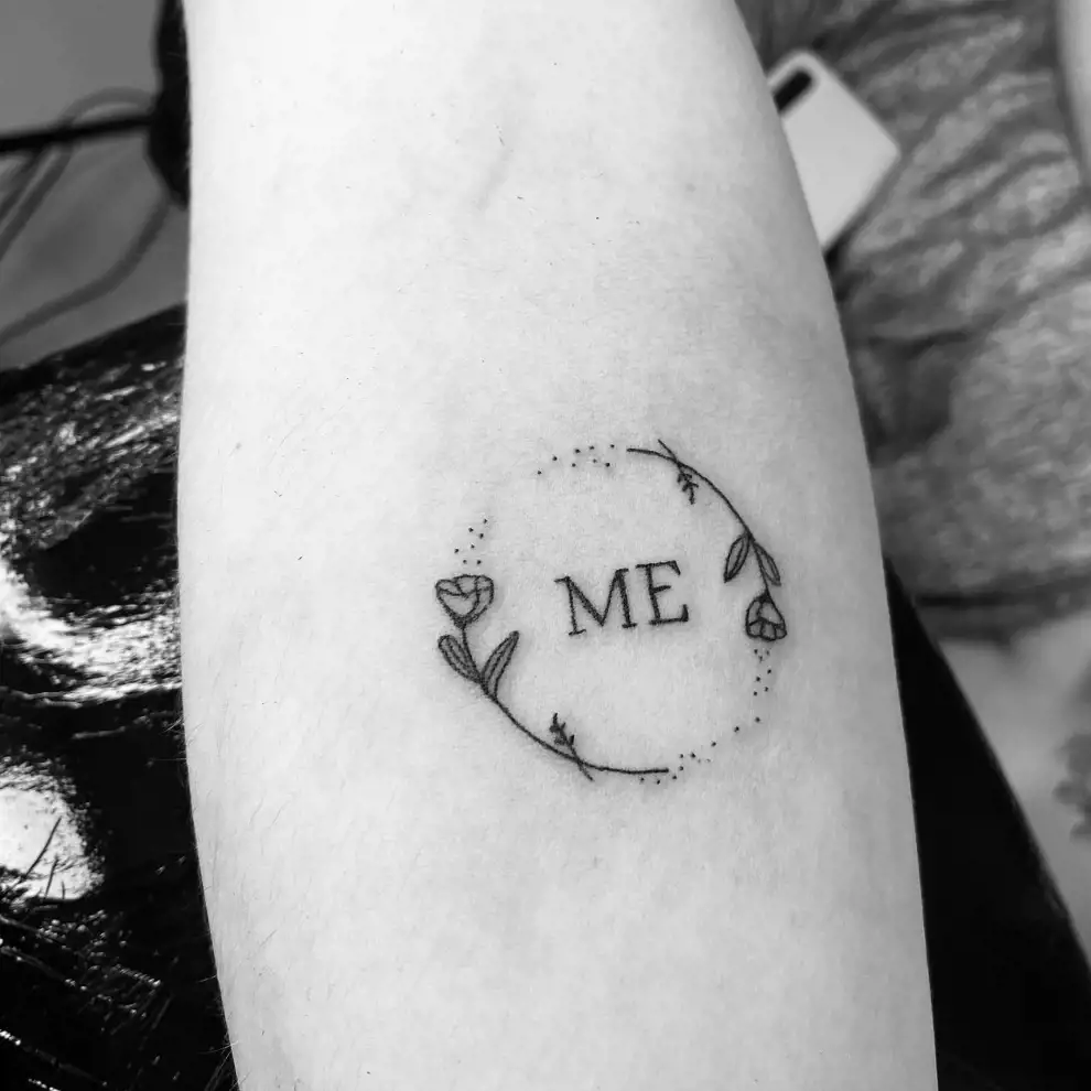 Tatuajes pequeños para mujer con palabras: Me
