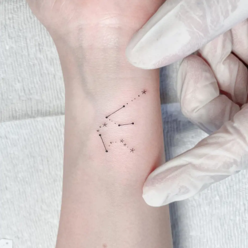 Tatuajes pequeños para mujer: constelación