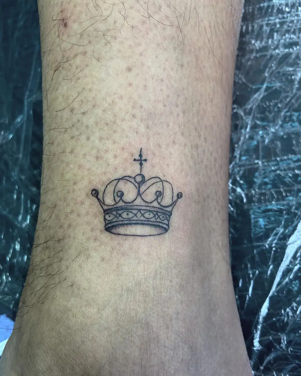 Tatuajes pequeños para mujer: corona