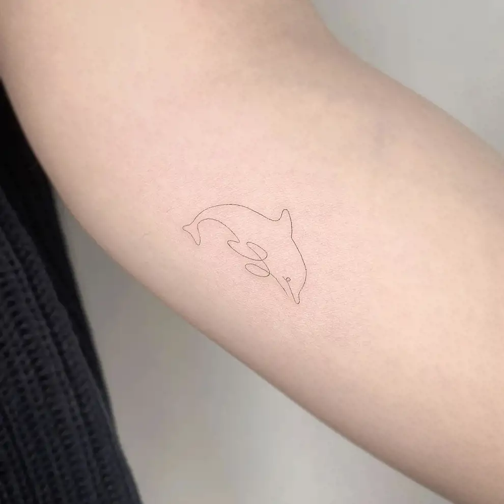 Tatuajes pequeños para mujer: delfín @sop_tattoo