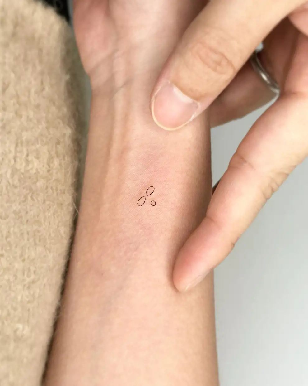 Tatuajes pequeños para mujer: infinito