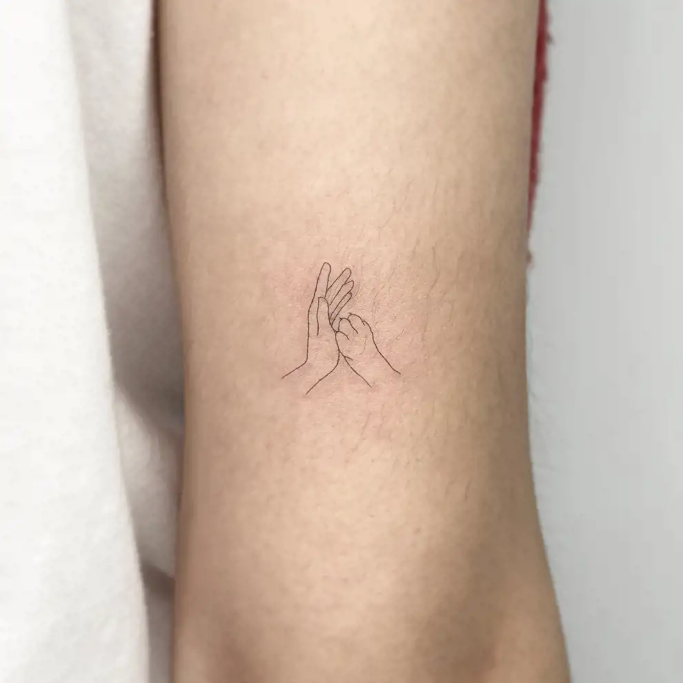 Tatuajes pequeños para mujer: mano y zarpa