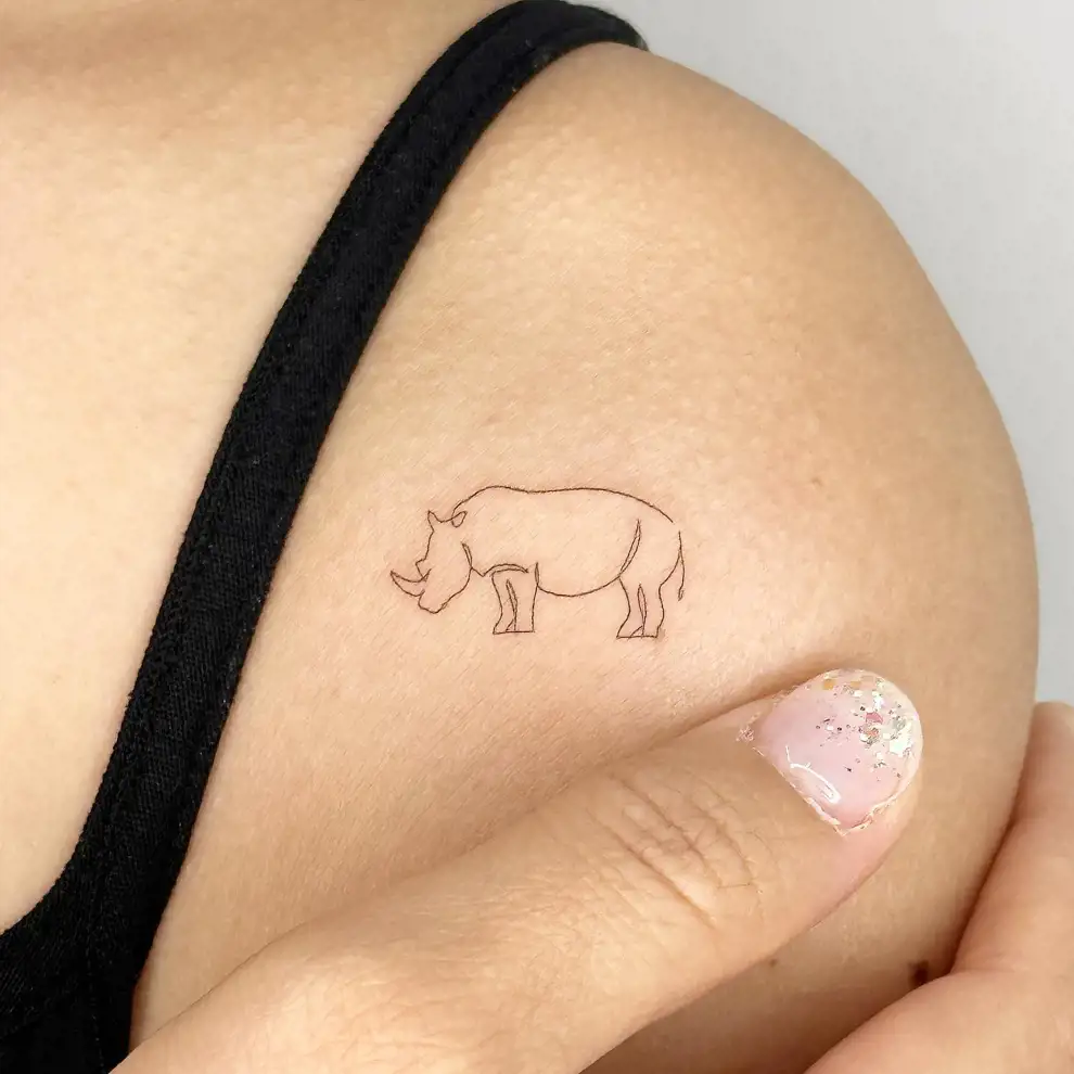 Tatuajes pequeños para mujer: rinoceronte