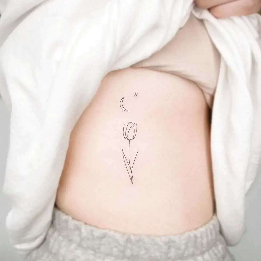 Tatuajes pequeños para mujer: tulipán