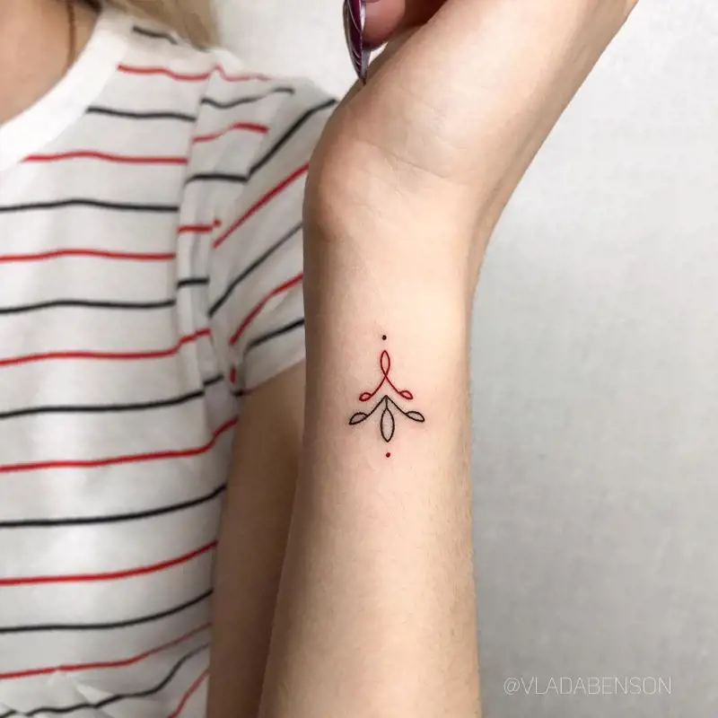 100 tatuajes pequeños para mujer bonitos y que no son los típicos