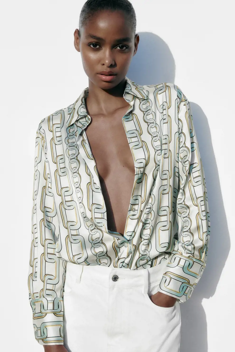 Blusa con estampado de cadenas de Zara