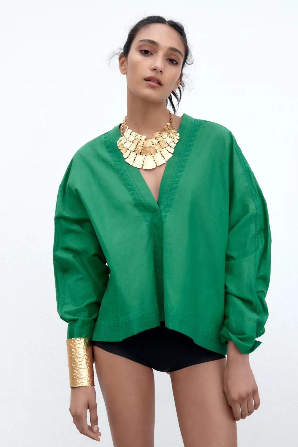 Blusa verde con bordados de Zara